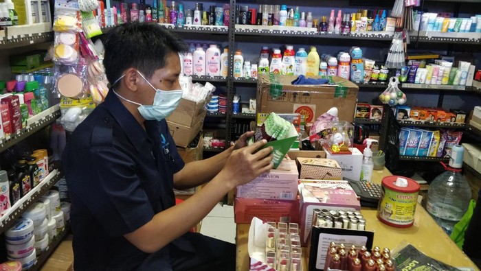 Loka POM Kabupaten Tangerang menyita puluhan kosmetik yang beredar tanpa izin dan sudah kedaluwarsa yang didapat dari tiga toko di Kecamatan Curug. (dok Istimewa)