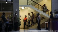 Mardani keluar dengan memakai rompi tahanan berwarna oranye. 