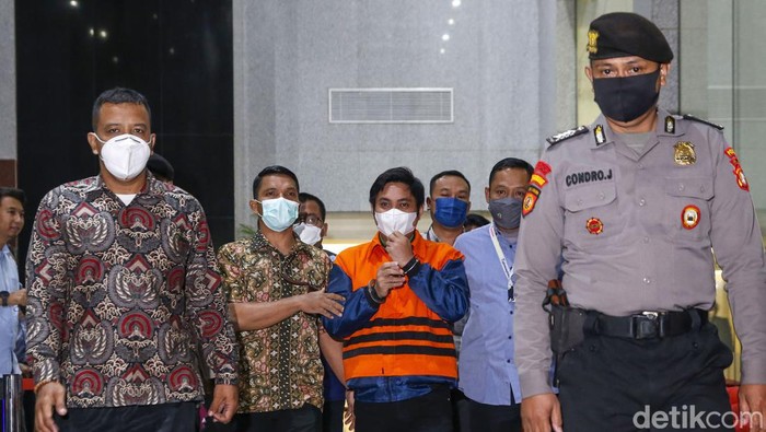 KPK menahan Mardani H Maming guna kepentingan proses penyidikan, Kamis (28/7/2022). Eks bupati Tanah Bumbu itu sebelumnya menyerahkan diri ke KPK.