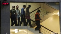Mardani keluar dari ruang pemeriksaan sekitar pukul 21.28 WIB.