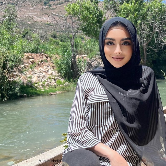 Dalam keterangan bio TikTok, Mariam menyebutkan jika ia adalah seorang nabi wanita pertama, komedian dan budayawan. Ia bahkan sengaja memperlihatkan bagian tubuhnya di foto profil dan beberapa video unggahannya. Foto: Dok. Instagram @mariam.hadid3.