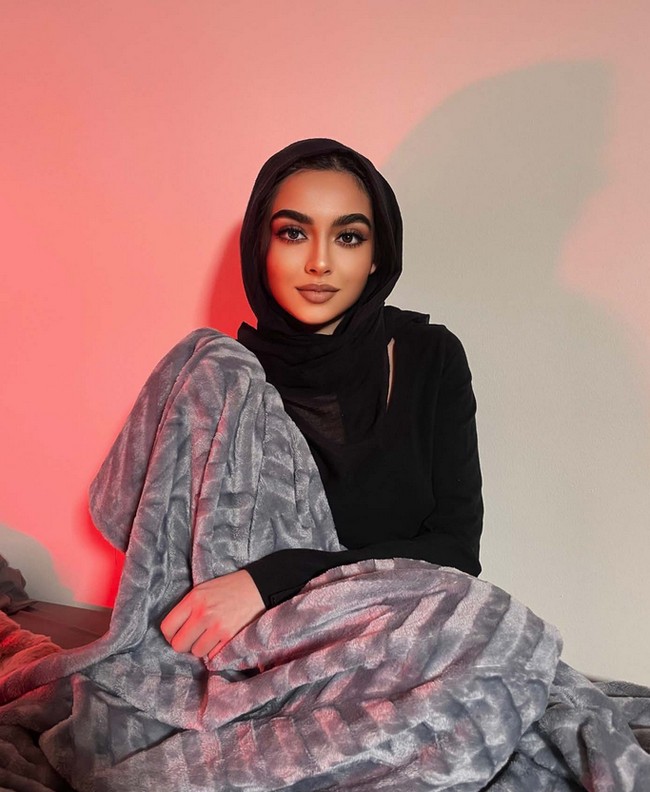 Wanita yang dalam kontennya kerap memakai hijab ini kerap mengatakan jika dia merupakan seorang model. Ia mulai aktif di TikTok sejak awal tahun 2022. Mariam Hadid mengaku dia memiliki akun Onlyfans. Foto: Dok. Mariamhadid.