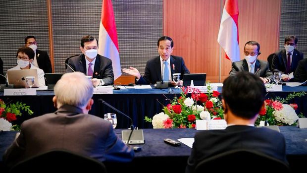 Mengawali kunjungannya di Korea Selatan, Presiden Joko Widodo menghadiri pertemuan dengan CEO perusahaan-perusahaan Korea Selatan di Lotte Hotel, Seoul, pada Kamis pagi, 28 Juli 2022. Dalam pertemuan, para CEO memberikan tanggapan atas iklim investasi di Indonesia yang dinilai sangat kondusif. (Dok: Biro Pers Sekretariat Presiden)