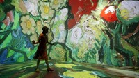 Karya seni diproyeksikan ke dinding dan lantai, sehingga para pengunjung seolah dapat memegang karya dan berjalan di atasnya.
