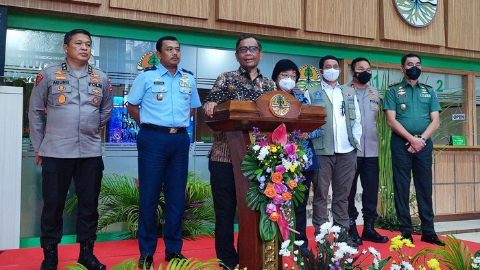 Menko Polhukam Mahfud Md usai rakor soal karhutla (Nahda/detikcom)