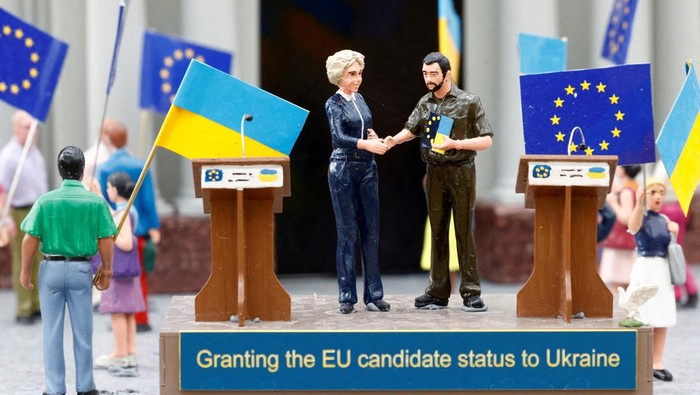 Miniatur Pengungsi Ukraina Miniature models depict European Commission President Ursula von der Leyen shaking hands with Ukraine's President Volodymyr Zelenskiy, surrounded by people with European and Ukrainian flags celebrating outside the Independence Monument in Kyiv's Maidan Square, at The