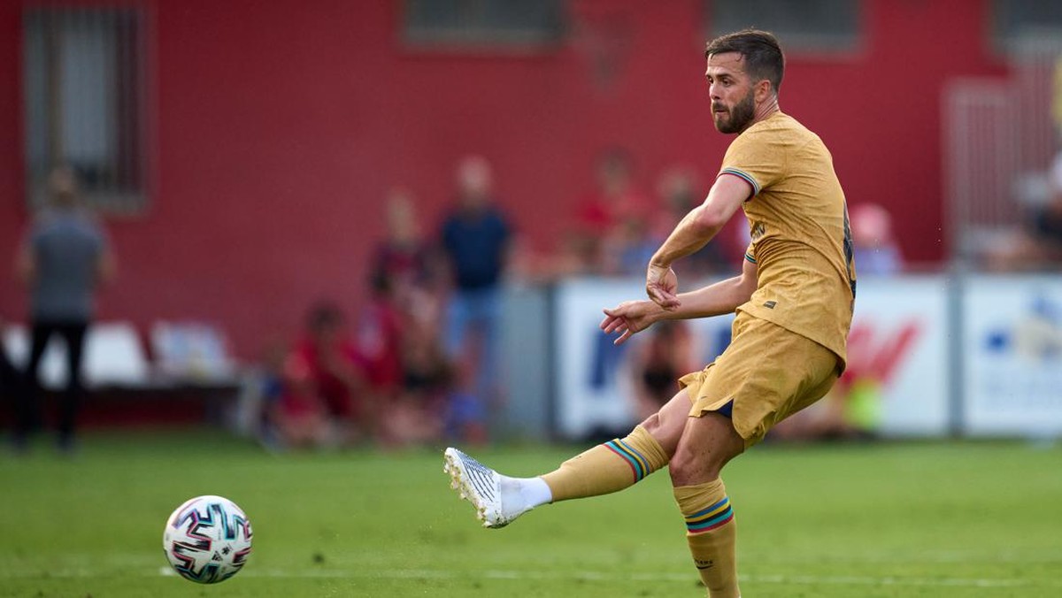 Miralem Pjanic bikin Xavi Hernandez kesengsem. (Foto: Getty Images/Alex Caparros)