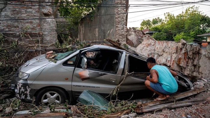 Mobil-mobil ini Ringsek Akibat Gempa Filipina A view shows the damages in the aftermath of an earthquake in Vigan, Ilocos Sur, Philippines, July 27, 2022 in this picture obtained from social media. Renogerald Nolasco/via REUTERS THIS IMAGE HAS BEEN SUPPLIED BY A THIRD PARTY. MANDATORY CREDIT.