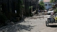 Seperti diketahui, gempa dengan magnitudo (M) 7,1 mengguncang Filipina. Sebanyak 4 orang tewas dan puluhan lainnya luka-luka akibat gempa ini. Renogerald Nolasco/via REUTERS.
