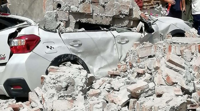Mobil-mobil ini Ringsek Akibat Gempa Filipina A view shows the damages in the aftermath of an earthquake in Vigan, Ilocos Sur, Philippines, July 27, 2022 in this picture obtained from social media. Renogerald Nolasco/via REUTERS THIS IMAGE HAS BEEN SUPPLIED BY A THIRD PARTY. MANDATORY CREDIT.