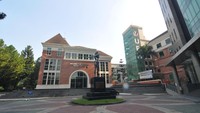 Mochtar Riady Institute for Nanotechnology (MRIN) UPH adalah institusi riset yang berfokus pada kanker untuk mengetahui hubungan mutasi gen atau perubahan pada perkembangan kanker di pasien Indonesia. MRIN juga menggunakan pendekatan genomik dan proteomik untuk mempelaari hubungan genotip virus hepatitis B dan C dengan perkembangan kanker hati, respons imun atas biomarker tertentu untuk mengembangkan strategi intervensi pada penanganan kanker. Foto: UPH