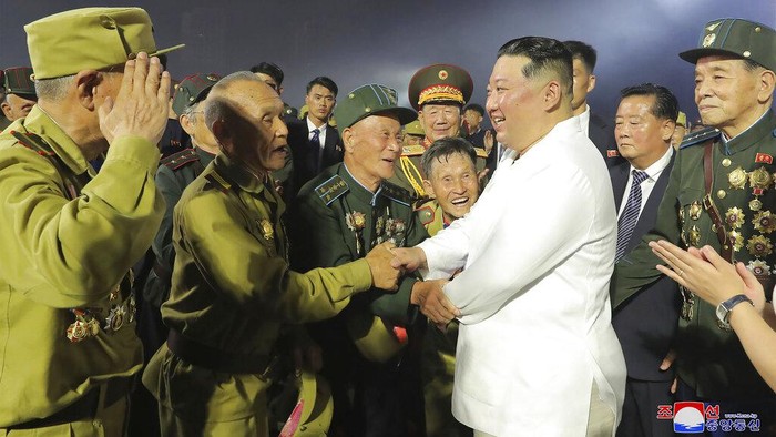 Momen Akrab Kim Jong Un-Veteran Korut di Peringatan 69 Tahun Akhir Perang Korea In this photo provided by the North Korean government, North Korean leader Kim Jong Un, third right, shakes hands with war veterans during a ceremony to mark the 69th anniversary of the signing of the ceasefire armistice that ends the fighting in the Korean War, in Pyongyang, North Korea Wednesday, July 27, 2022. Independent journalists were not given access to cover the event depicted in this image distributed by the North Korean government. The content of this image is as provided and cannot be independently verified. Korean language watermark on image as provided by source reads: