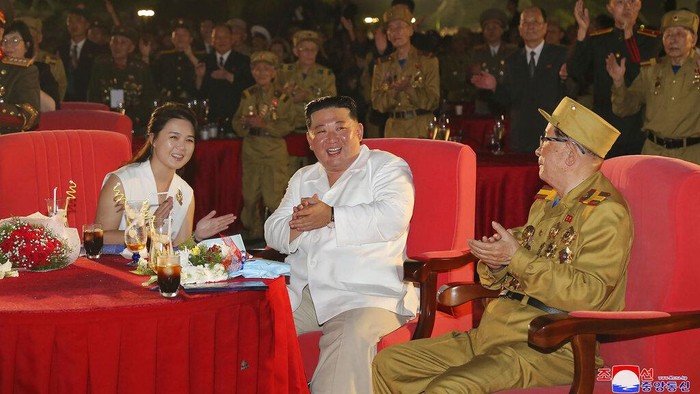 Momen Akrab Kim Jong Un-Veteran Korut di Peringatan 69 Tahun Akhir Perang Korea In this photo provided by the North Korean government, North Korean leader Kim Jong Un, third right, shakes hands with war veterans during a ceremony to mark the 69th anniversary of the signing of the ceasefire armistice that ends the fighting in the Korean War, in Pyongyang, North Korea Wednesday, July 27, 2022. Independent journalists were not given access to cover the event depicted in this image distributed by the North Korean government. The content of this image is as provided and cannot be independently verified. Korean language watermark on image as provided by source reads: