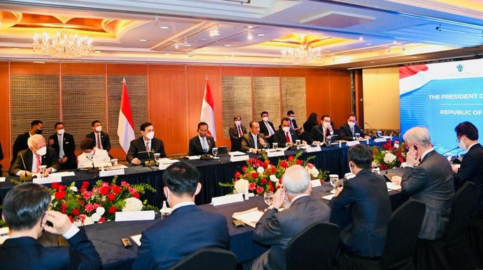 Presiden Joko Widodo mengawali kunjungannya di Korea Selatan dengan menghadiri pertemuan bersama CEO perusahaan-perusahaan Korea Selatan di Lotte Hotel, Seoul.