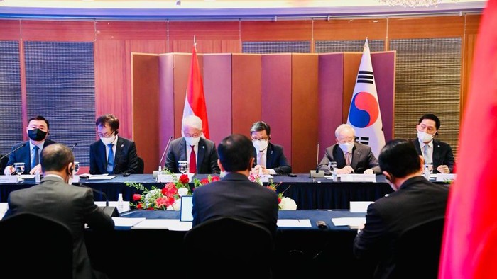 Presiden Joko Widodo mengawali kunjungannya di Korea Selatan dengan menghadiri pertemuan bersama CEO perusahaan-perusahaan Korea Selatan di Lotte Hotel, Seoul.