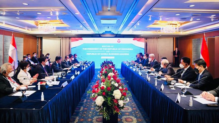 Momen Jokowi Bertemu Bos-bos Besar Korea Presiden Joko Widodo mengawali kunjungannya di Korea Selatan dengan menghadiri pertemuan bersama CEO perusahaan-perusahaan Korea Selatan di Lotte Hotel, Seoul.