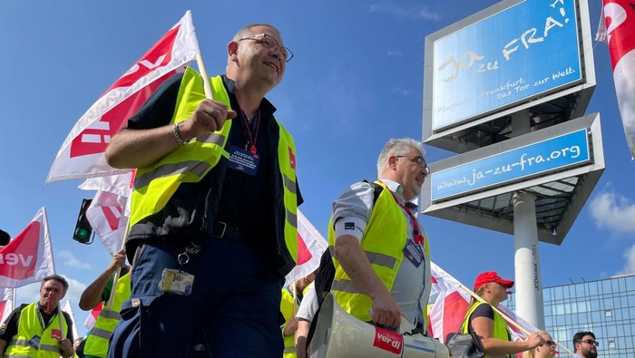 Momen Karyawan Lufthansa Tuntut Kenaikan Gaji 9,5% Lufthansa ground staff of Frankfurt Airport stage a warning strike over 9.5 % pay claim by Germany's public sector workers union Verdi, prompting the cancellation of more than 1,000 flights and adding to travel disruptions during the busy summer travel season in Frankfurt, Germany, Juli 27, 2022. The move had prompted Lufthansa to cancel nearly all flights at its Frankfurt and Munich hubs for Wednesday. REUTERS/Frank Simon