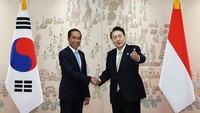 Jokowi dan Yoon Suk Yeol berfoto bersama sebelum pertemuan mereka di kantor Kepresidenan. 