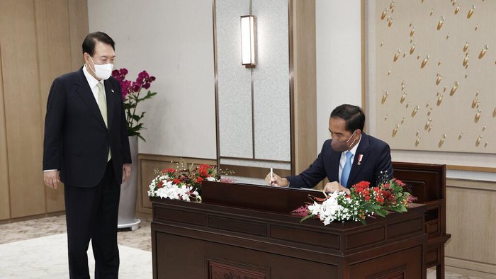 Momen Pertemuan Jokowi dan Presiden Korea Selatan South Korean President Yoon Suk Yeol, left, talks with Indonesian President Joko Widodo during a meeting at the presidential office in Seoul, South Korea, Thursday, July 28, 2022.(Suh Myung-gon/Yonhap via AP)