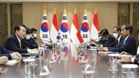 Jokowi nampak melakukan sejumlah perbincangan dengan Yoon Suk Yeol.