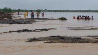 Momen Warga Pakistan Terjang Banjir, Pegangan Tali Dan Basah-basahan