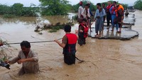 Tali digunakan untuk menjadi pegangan melewati arus banjir. Menurut Otoritas Penanggulangan Bencana Nasional hujan lebat terjadi sejak 14 Juli lalu telah merusak jembatan, jalan dan sekitar 4.000 rumah di Provinsi Baluchistan.