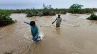 Arus kencang cukup menyulitkan warga melewati banjir. Sedikitnya 337 orang tewas dalam insiden terkait hujan di seluruh Pakistan.