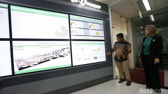 Pabrik Pintar Schneider Electric Menerapkan IOT dan Energy Terbarukan Joko Sutopo Plant Director Schneider Electric Cikarang didmpingi oleh Astri Ramayanti Dharmawan , Business Vice President Sustainability Schneider Electric Indonesia & Timor Leste Kenichiro Yoshida, Presiden Direktur PT. East Jakarta Industrial Park melihat operasional pabrik pintar pintar Schneider Electric di Cikarang, Jawa Barat, Kamis (28/7/2022). Pabrik pintar Schneider Electric di Cikarang memulai perjalanan transformasi digitalnya dan terus berkomitmen pada praktek berorientasi pada pencapaian sustainability emisi nol bersih, biodiversitas dan pemberdayaan komunitas lokal.