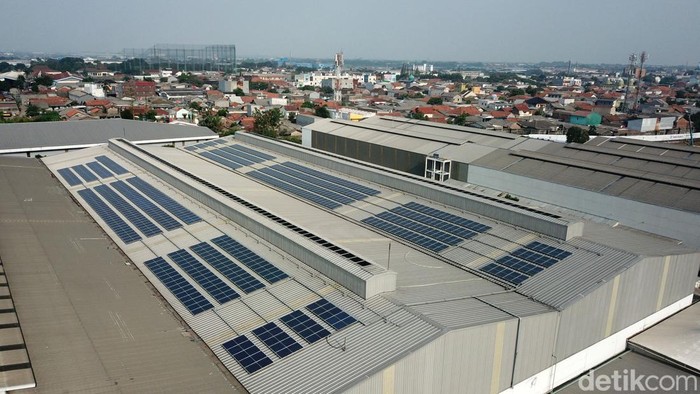 Joko Sutopo Plant Director Schneider Electric Cikarang didmpingi oleh Astri Ramayanti Dharmawan , Business Vice President Sustainability Schneider Electric Indonesia & Timor Leste Kenichiro Yoshida, Presiden Direktur PT. East Jakarta Industrial Park melihat operasional pabrik pintar pintar Schneider Electric di Cikarang, Jawa Barat, Kamis (28/7/2022). Pabrik pintar Schneider Electric di Cikarang memulai perjalanan transformasi digitalnya dan terus berkomitmen pada praktek berorientasi pada pencapaian sustainability emisi nol bersih, biodiversitas dan pemberdayaan komunitas lokal.