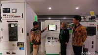 Plant Director Schneider Electric Cikarang Joko Sutopo didampingi Business Vice President Sustainability Schneider Electric Indonesia & Timor Leste Astri Ramayanti Dharmawan, dan Presiden Direktur PT East Jakarta Industrial Park Kenichiro Yoshida melihat operasional pabrik pintar pintar Schneider Electric di Cikarang, Jawa Barat, Kamis (28/7/2022).