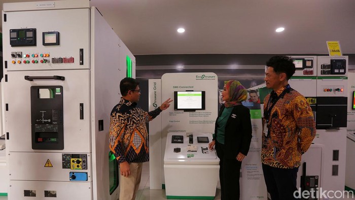 Pabrik Pintar Schneider Electric Menerapkan IOT dan Energy Terbarukan Joko Sutopo Plant Director Schneider Electric Cikarang didmpingi oleh Astri Ramayanti Dharmawan , Business Vice President Sustainability Schneider Electric Indonesia & Timor Leste Kenichiro Yoshida, Presiden Direktur PT. East Jakarta Industrial Park melihat operasional pabrik pintar pintar Schneider Electric di Cikarang, Jawa Barat, Kamis (28/7/2022). Pabrik pintar Schneider Electric di Cikarang memulai perjalanan transformasi digitalnya dan terus berkomitmen pada praktek berorientasi pada pencapaian sustainability emisi nol bersih, biodiversitas dan pemberdayaan komunitas lokal.
