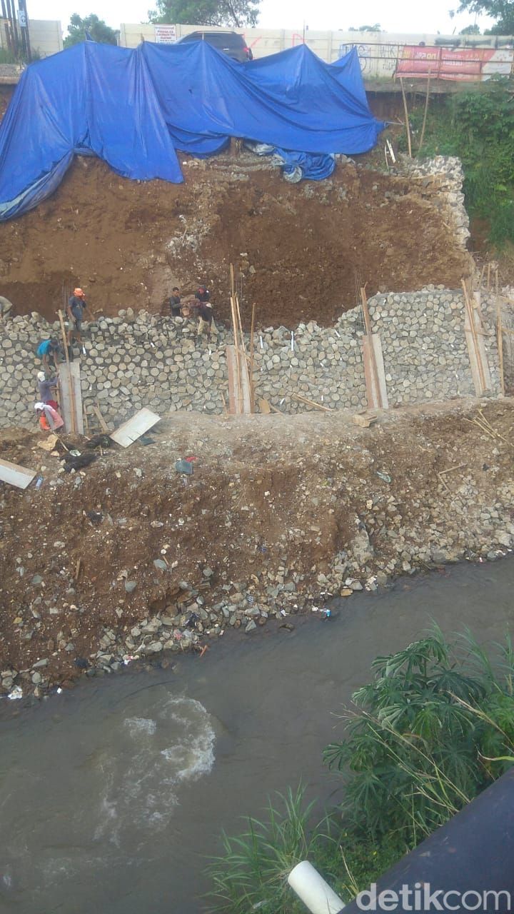 Pembangunan tembok antilongsor di Jl Raya Cilebut, Sukaresmi, Kota Bogor, 28 Juli 2022. (M Sholihin/detikcom)