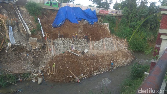 Pembangunan tembok antilongsor di Jl Raya Cilebut, Sukaresmi, Kota Bogor, 28 Juli 2022. (M Sholihin/detikcom)
