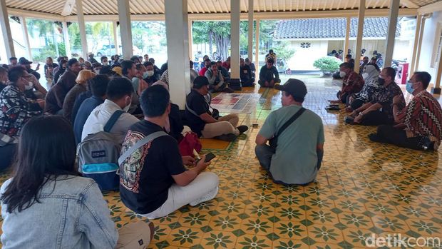Pemilik atau pengelola skuter listrik di kawasan Malioboro dan sekitarnya menggeruduk kompleks Kepatihan, Kantor Gubernur DIY, Kamis (28/7/2022).