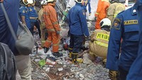 Satu orang dilaporkan meninggal dunia, sementara dua lainnya mengalami luka-luka. Korban tewas dan luka sudah dievakuasi dari reruntuhan.  1 unit LFT, 3 unit light rescue dan 1 unit collapsible beserta 21 personil dikerahkan di TKP, kata petugas Damkar (Wildan/detikcom).