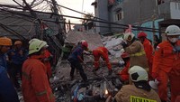 Sebuah bangunan di Johar Baru, Jakarta Pusat, roboh. Bangunan tersebut diketahui memiliki dua lantai (Wildan/detikcom).