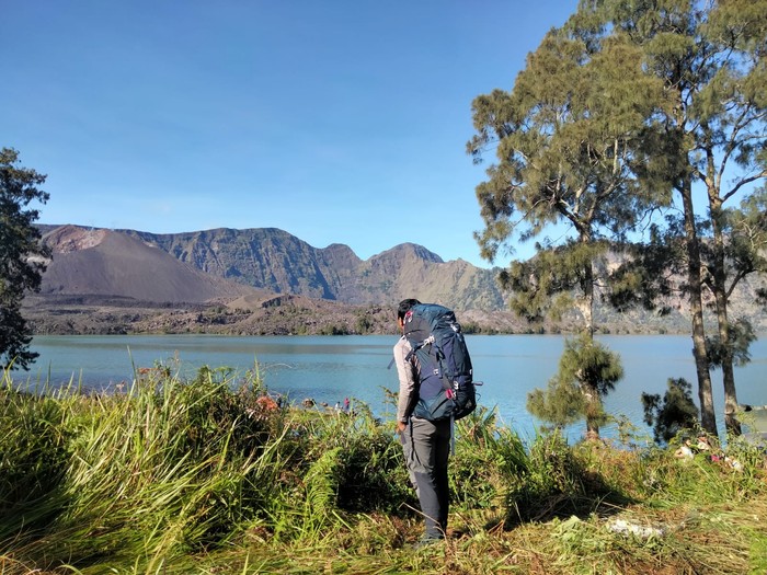 Pendaki berada di Segara Anak Gunung Rinjani, Lombok, NTB.