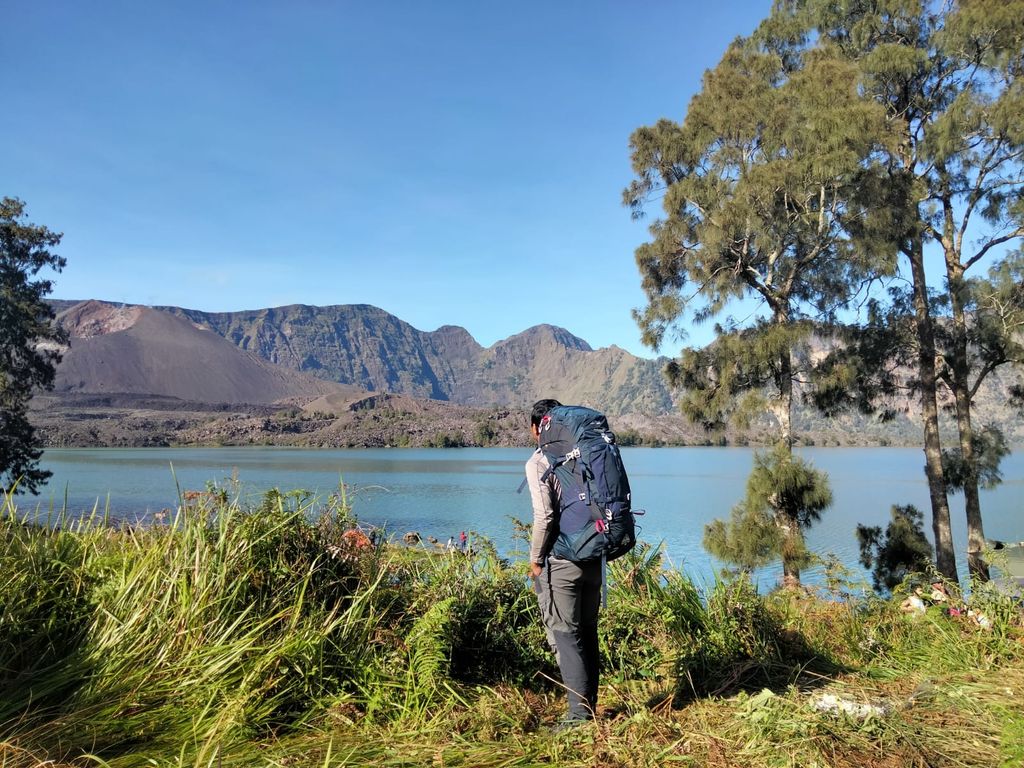 Pendaki berada di Segara Anak Gunung Rinjani, Lombok, NTB.