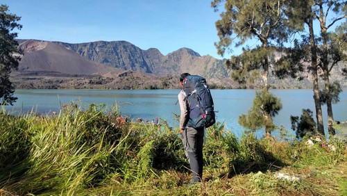 Pendaki berada di Segara Anak Gunung Rinjani, Lombok, NTB.
