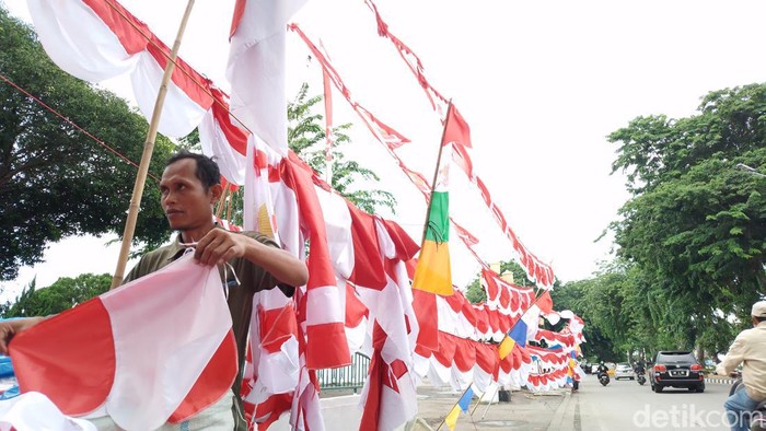 Penjual bendera di Jalan Sisingamangaraja, Medan.