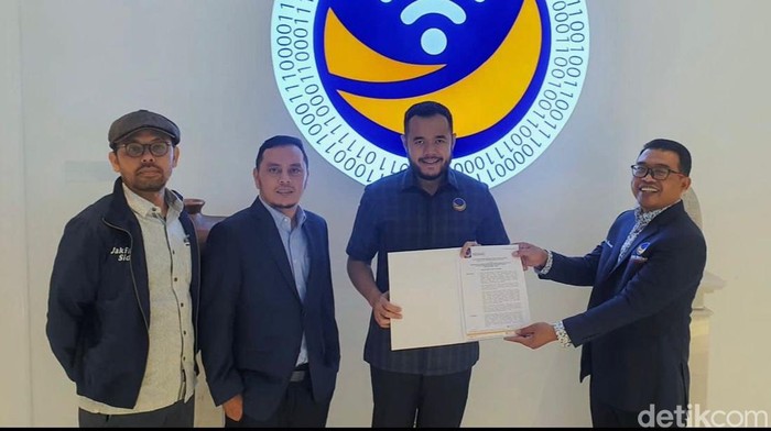 Penyerahan SK penujukan Fadly Amran sebagai Ketua Partai Nasdem Sumbar.