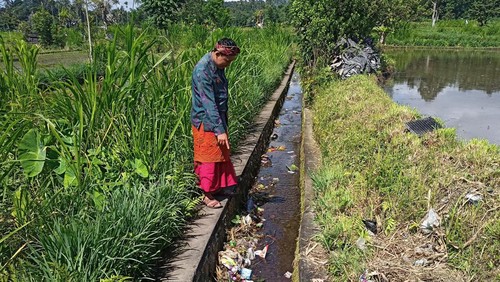 Perbekel Desa Abang, I Nyoman Sutirtayana saat datang ke lokasi ditemukannya jarum suntik bekas