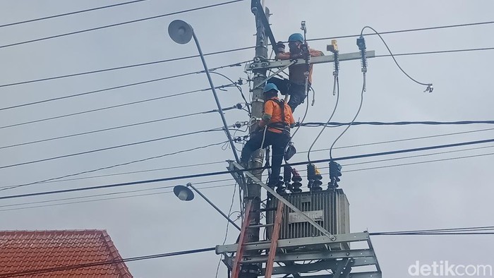 Petugas PLN melakukan pemeliharaan jaringan distribusi di Delanggu, Klaten. Foto diunggah Kamis (28/7/2022).