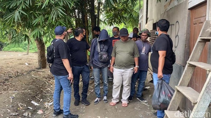 Polisi menangkap empat orang saat menggerebek kampung narkoba di Medan.