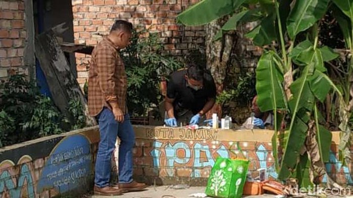 Polisi olah TKP di lokasi penemuan jasad bocah 4 tahun yang ditemukan tewas dalam septic tank di Jambi.