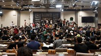 Suasana sangat ricuh dan saling berebut panggung. Kelompok itu menembus Zona Hijau yang dijaga ketat di Baghdad - yang merupakan rumah bagi sejumlah bangunan paling penting di ibu kota termasuk kedutaan. (REUTERS/Ahmed Saad)