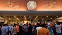 Para pendukung ulama Syiah Irak Moqtada al-Sadr berdiri di gedung parlemen di Baghdad, Irak, Rabu, (27/7/2022). Aksi itu sebagai buntut kebuntutan politik dan memprotes banyaknya dugaan korupsi di negeri 1001 malam itu.