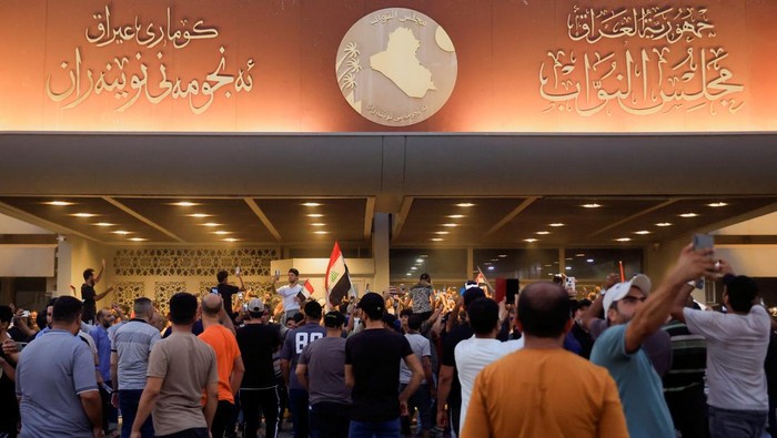 Potret Demonstran Duduki Gedung Parlemen Irak Supporters of Iraqi Shi'ite cleric Moqtada al-Sadr protest against corruption inside the parliament building in Baghdad, Iraq July 27, 2022. REUTERS/Thaier Al-Sudani