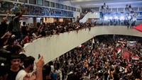 Ratusan demonstran atau lebih memadati gedung parlemen karena kebuntuan politik pasca pemilu di Irak.