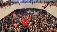 Begini keriuhan para pengunjukrasa di gedung parlemen. Ratusan pengunjuk rasa telah melanggar zona keamanan tinggi di Baghdad dan masuk ke gedung parlemen Irak. Para pendukung ulama Muqtada al-Sadr menentang pencalonan calon perdana menteri yang bersaing. 